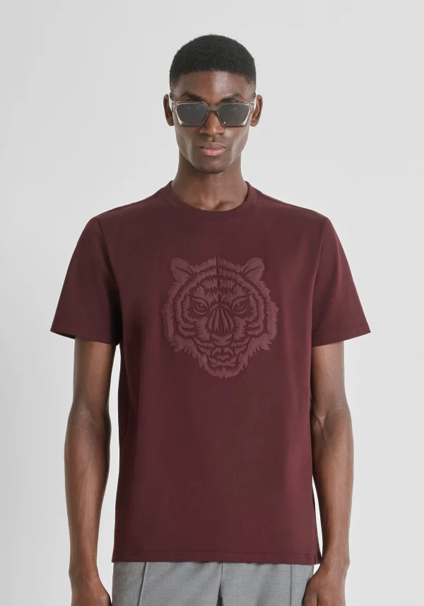 Camiseta Antony Morato regular fit de algodón con estampado tigre gomoso Dark Cherry - Imagen 2