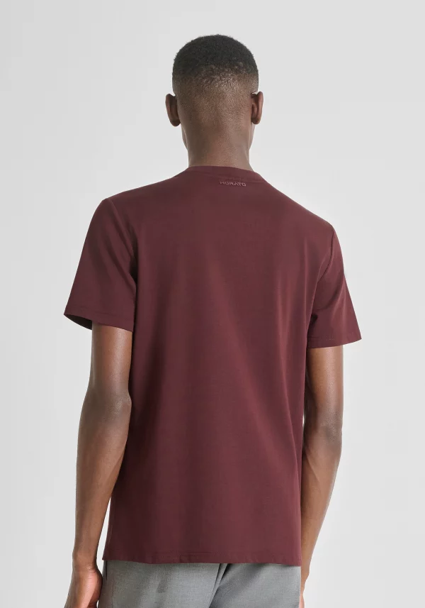 Camiseta Antony Morato regular fit de algodón con estampado tigre gomoso Dark Cherry - Imagen 3