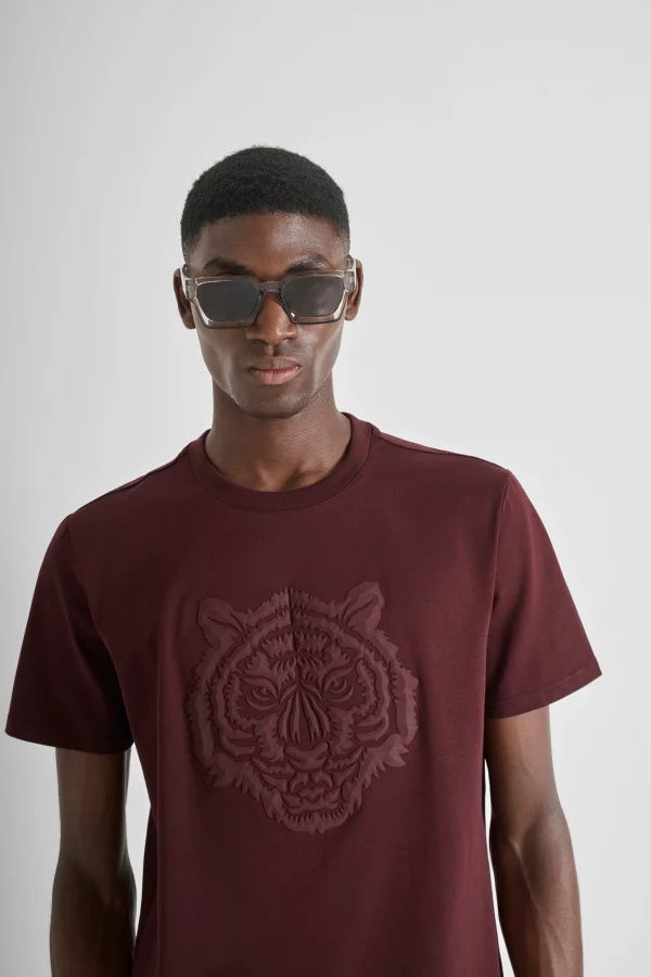 Camiseta Antony Morato regular fit de algodón con estampado tigre gomoso Dark Cherry