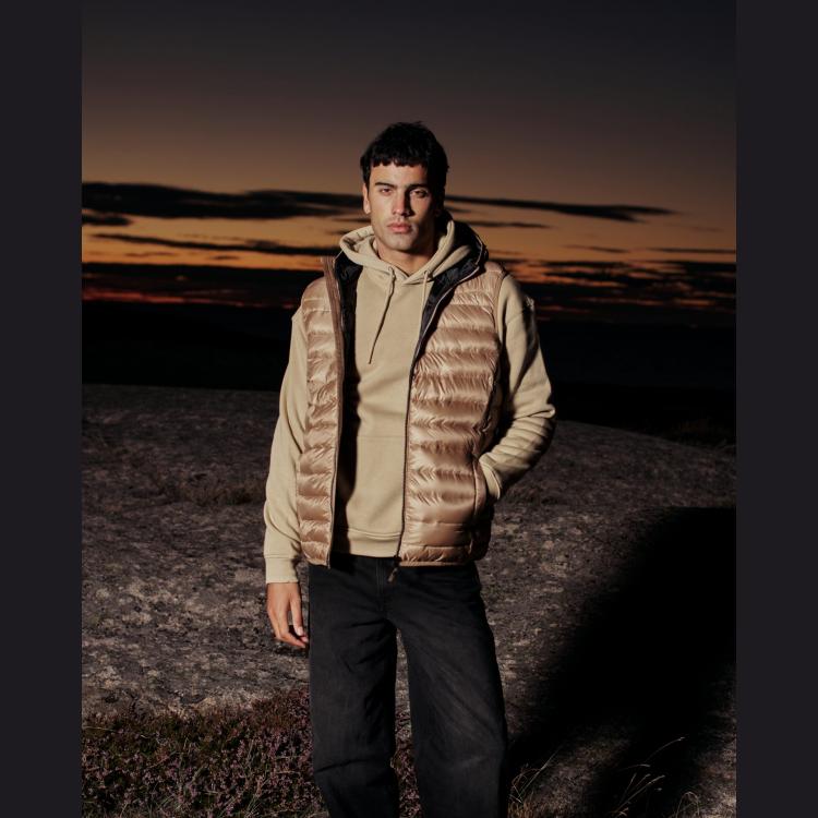 Chaleco acolchado Blend con gorro Camel