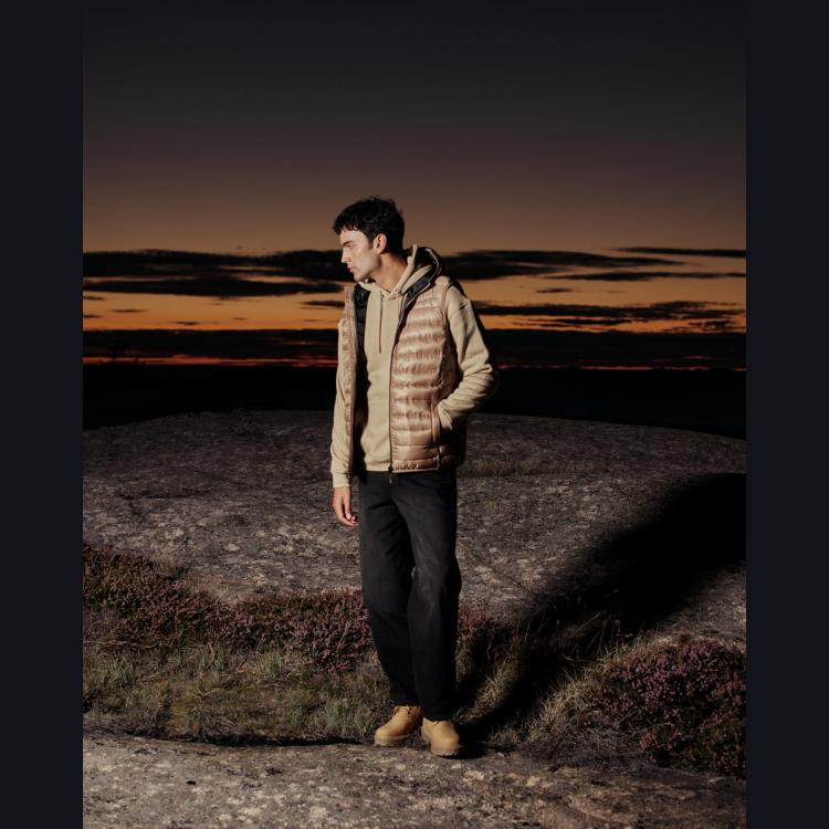Chaleco acolchado Blend con gorro Camel - Imagen 3